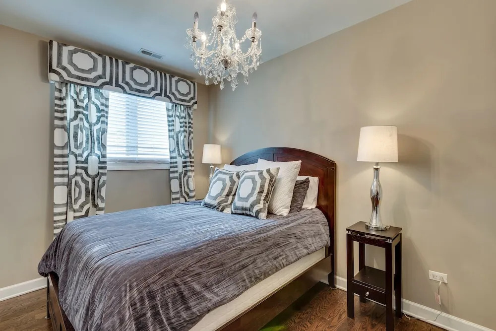 3 BR 3 BTH - UIC, Med Dist & Down Town + Garage by AllSet Turnover