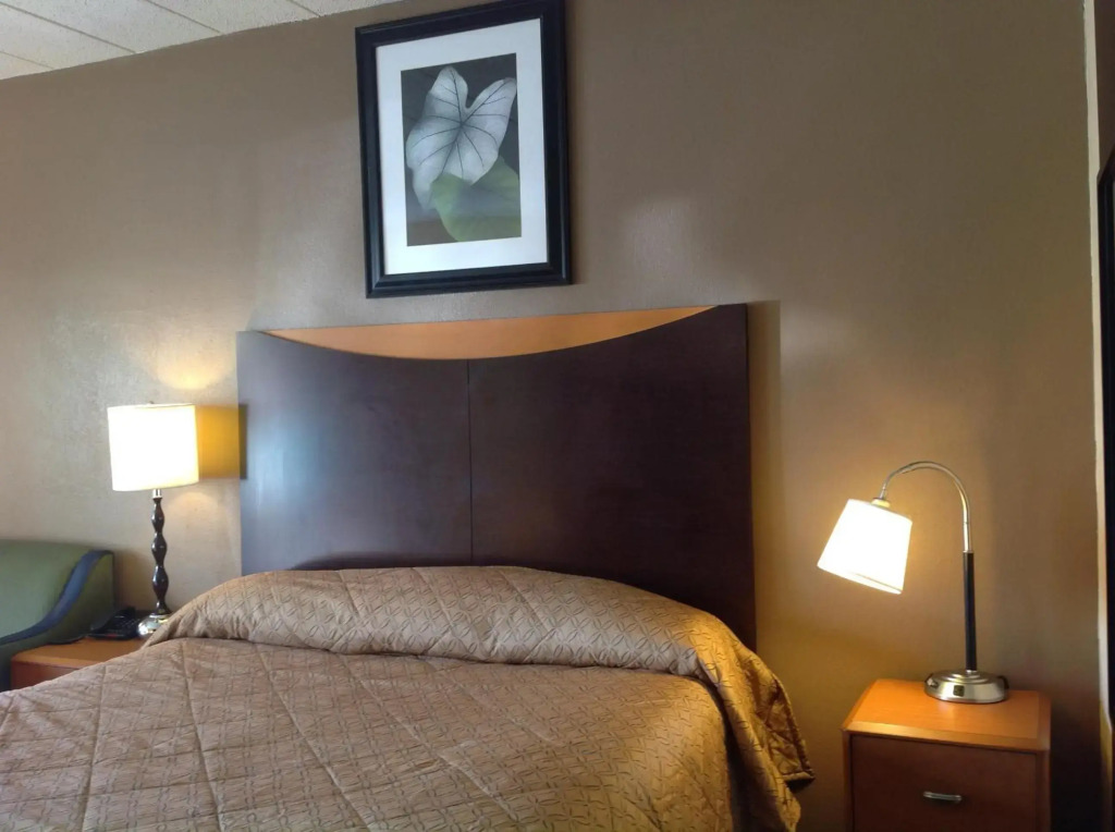 DIAMOND INN & SUITES