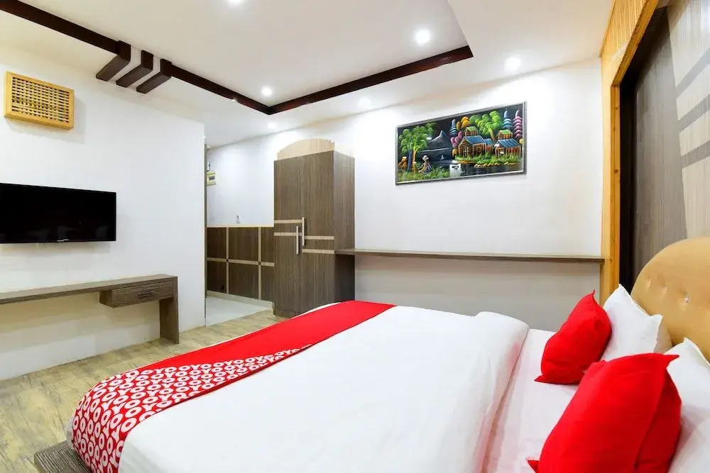 OYO 14177 Hotel HHH