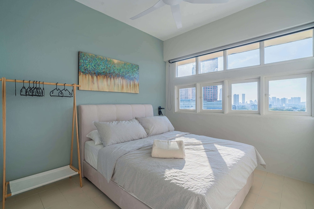 Stylish 3BR Stay Near Gurney Drive, Free Parking
