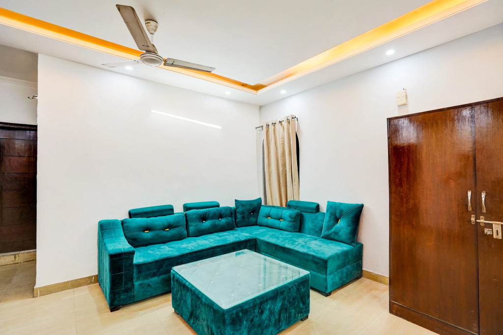 Super Hotel O Silver Key KD plaza Near Saket Metro station