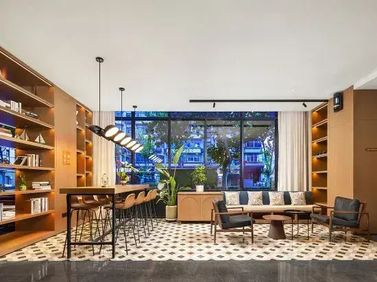 Kyriad Hotel (Zhengzhou Zijingshan Business District Wenmiao Subway Station Store)
