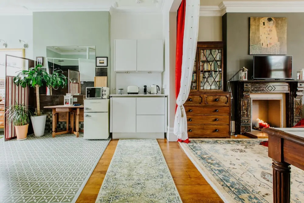 The Suite, 82 Cathedral, Private Parking