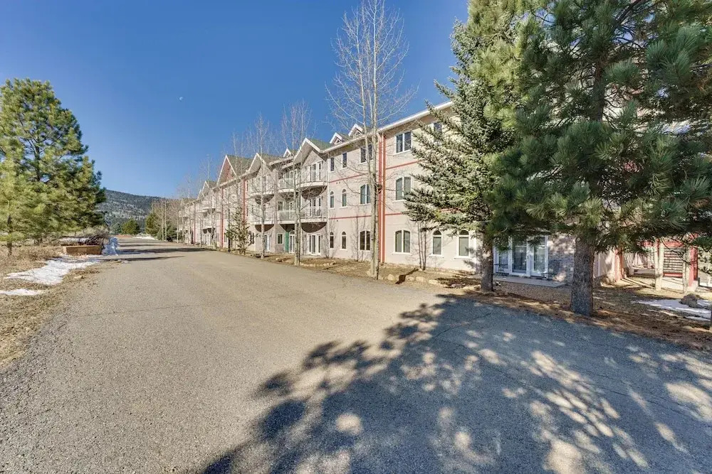 1 Mi to Skiing: Mtn-view Condo in Angel Fire!