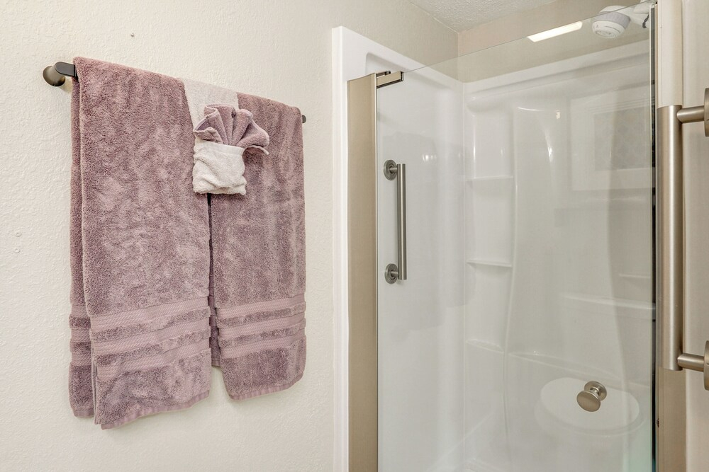 Charming Condo w/ Pool Access in Osage Beach!