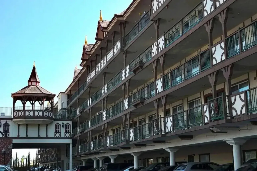 Anaheim Camelot Inn & Suites