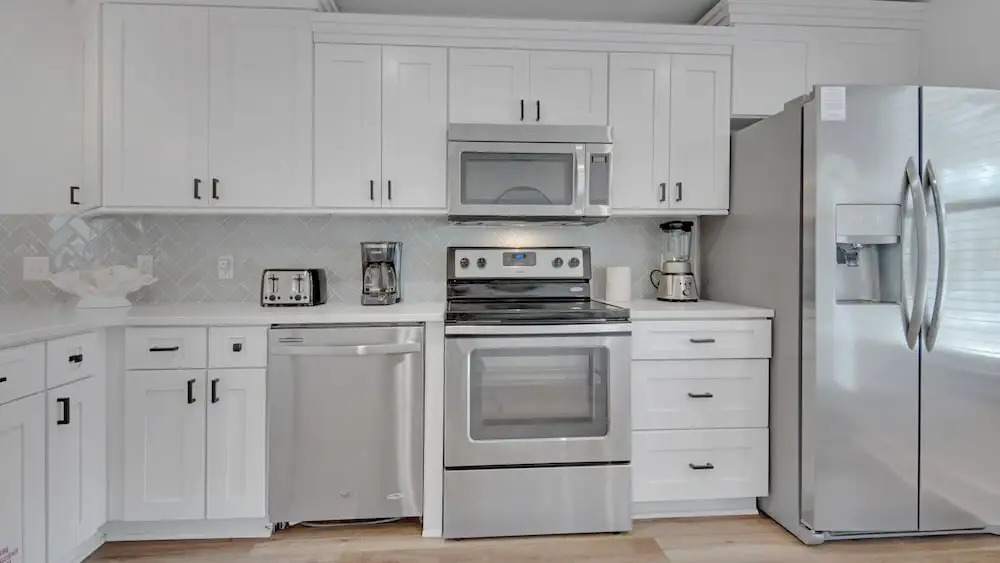 Fully Updated Beach Retreat; Minutes to Eastern Lake & Beaches