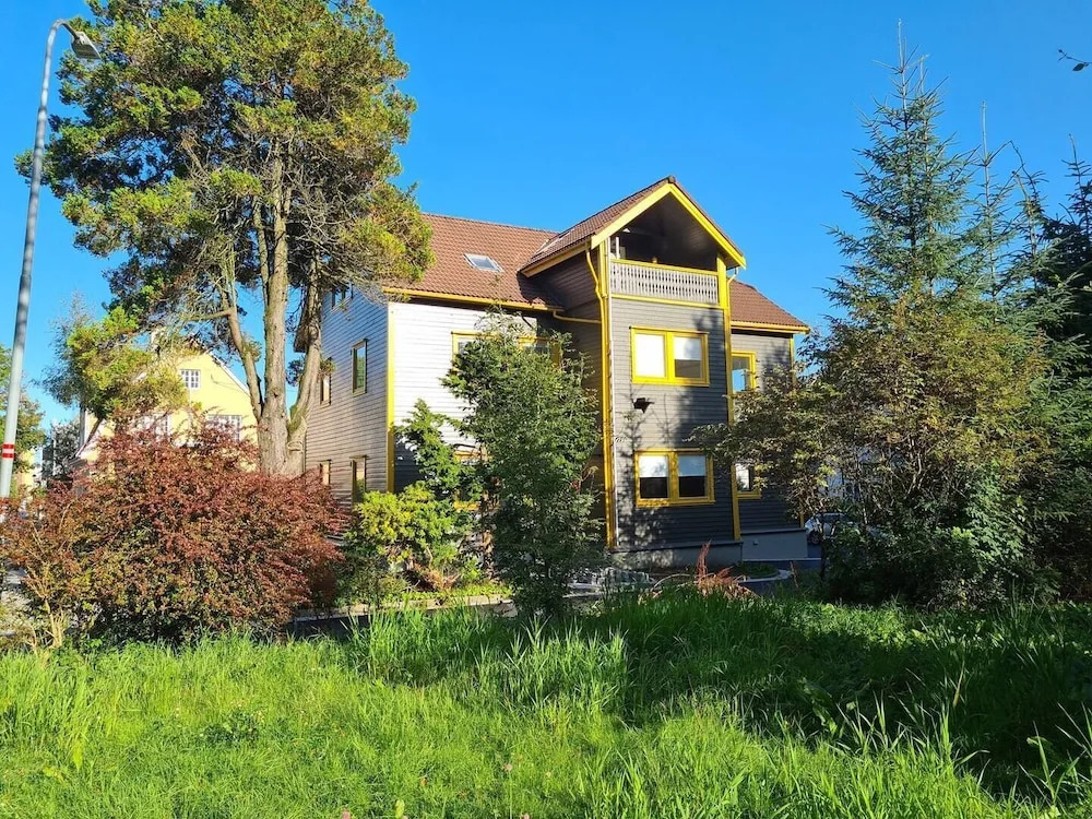 Spacious And Modern 3-bedroom Near Center, Free Parking