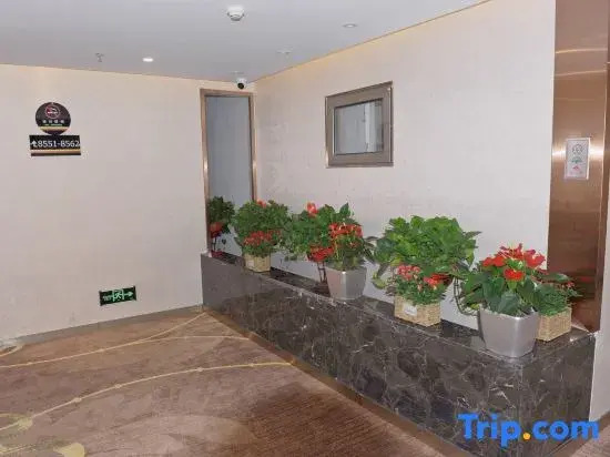Super 8 Hotel (Peking University Cancer Hospital Wuluju Subway Station)
