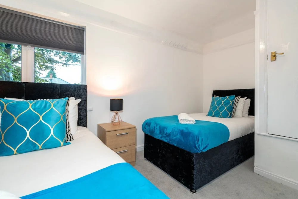 Stylish Three Bedroom House With Garden in Birmingham Suburb