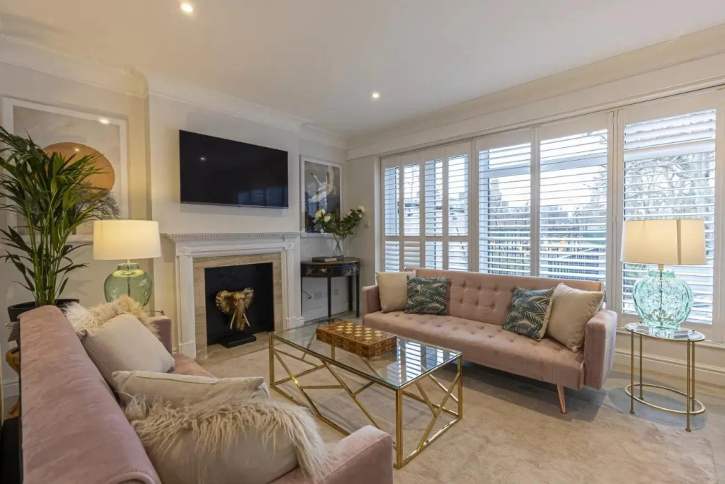 Stunning 3-bed house with roof terrace near King’s Road in Chelsea