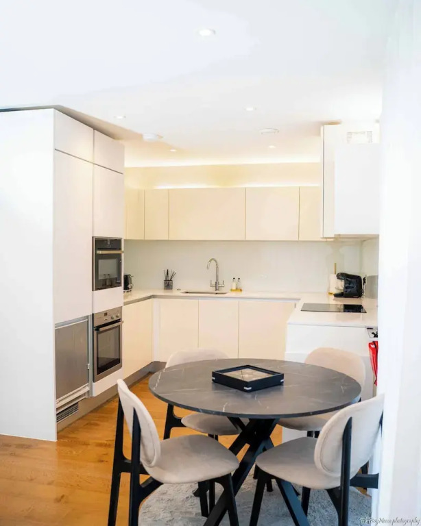 Luxurious 3-bedroom Apartment With Private Indoor Pool in London