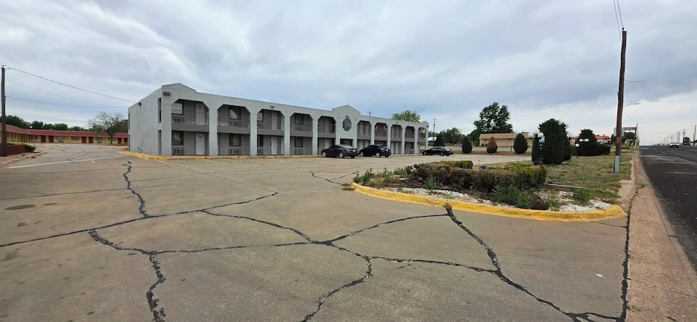 Deluxe Inn Shamrock