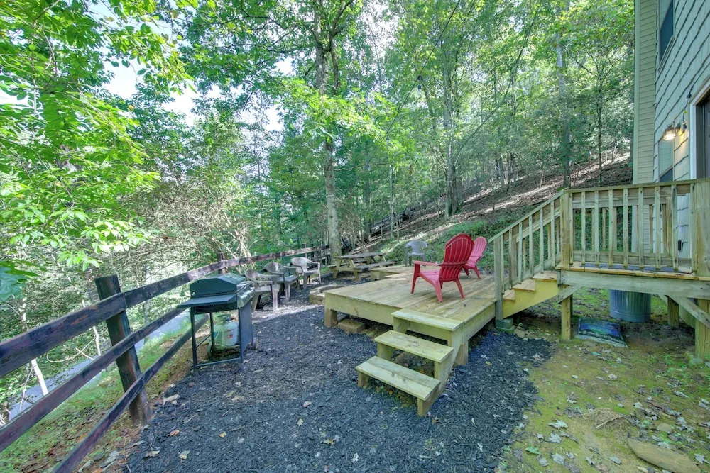 Pet-friendly Ellijay Cabin in the Woods on 1 Acre!