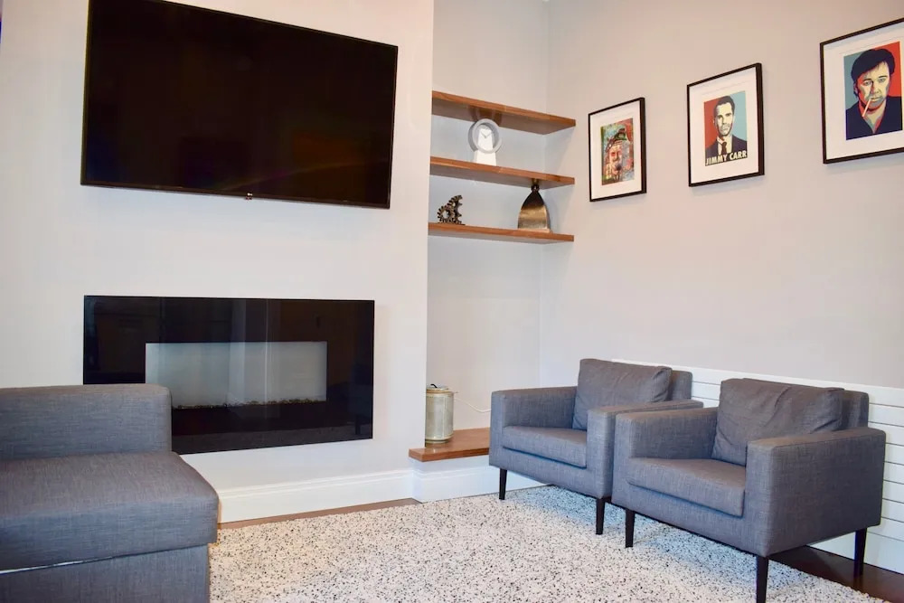 2 Bedroom Apartment Near the Aviva