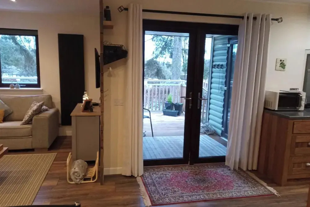 2 Bed Cottage Sleeps 4 -Private Garden -Pets Okay