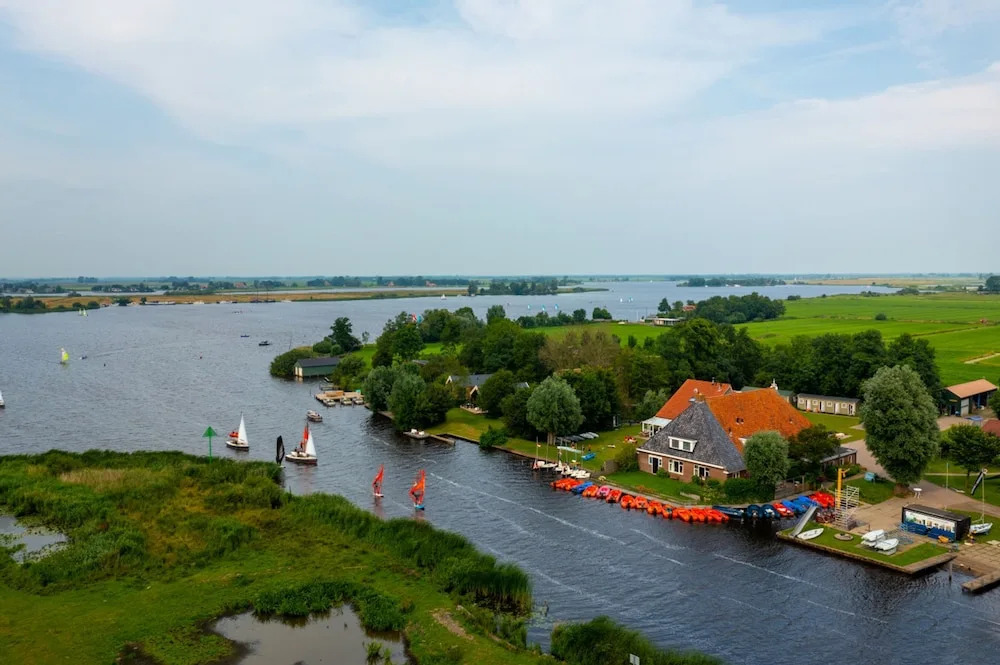 De Jister Groepshuis aan het Water Voor 30-62 Personen
