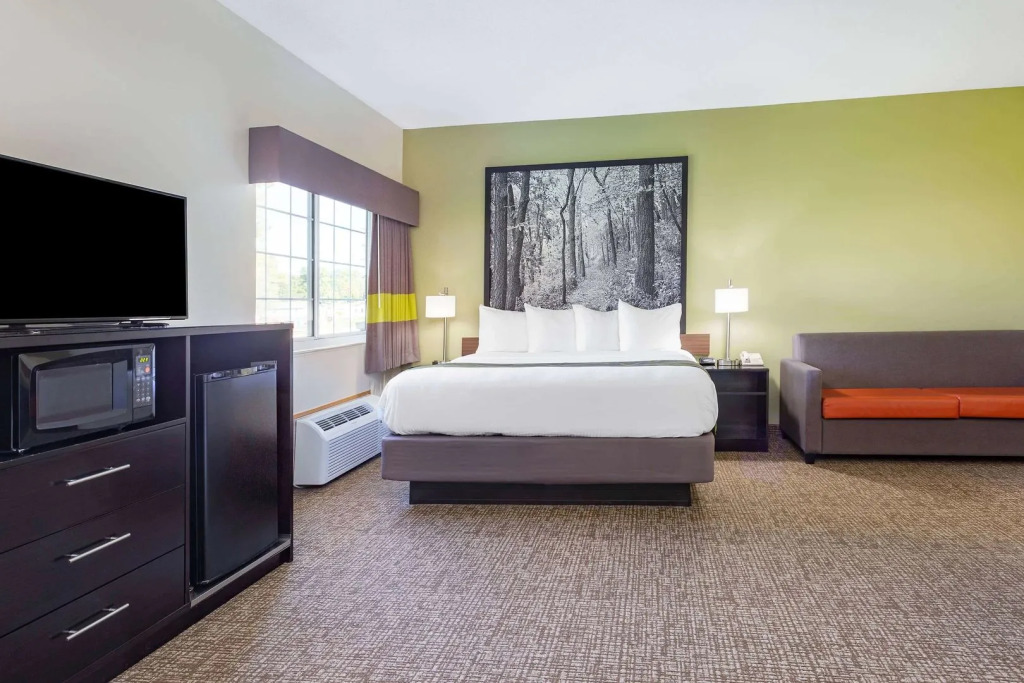 Emmetsburg Hotel & Suites