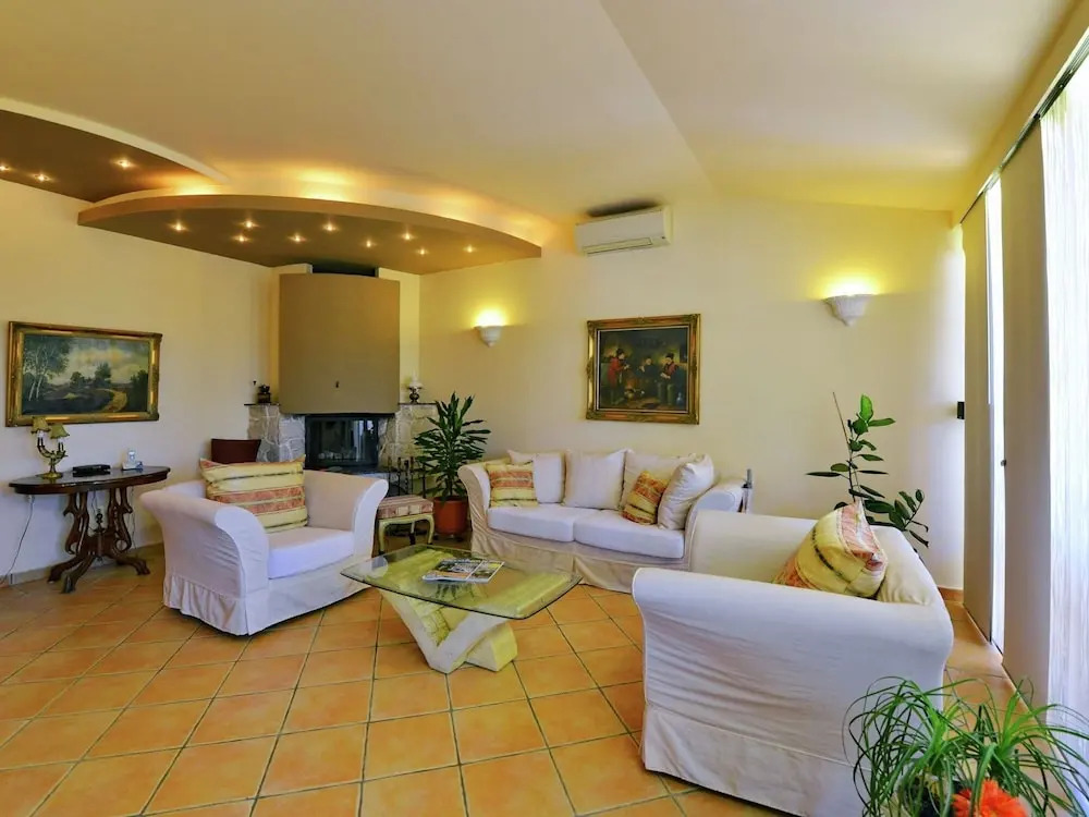 Villa in Ripenda Kras with Pool and Sauna