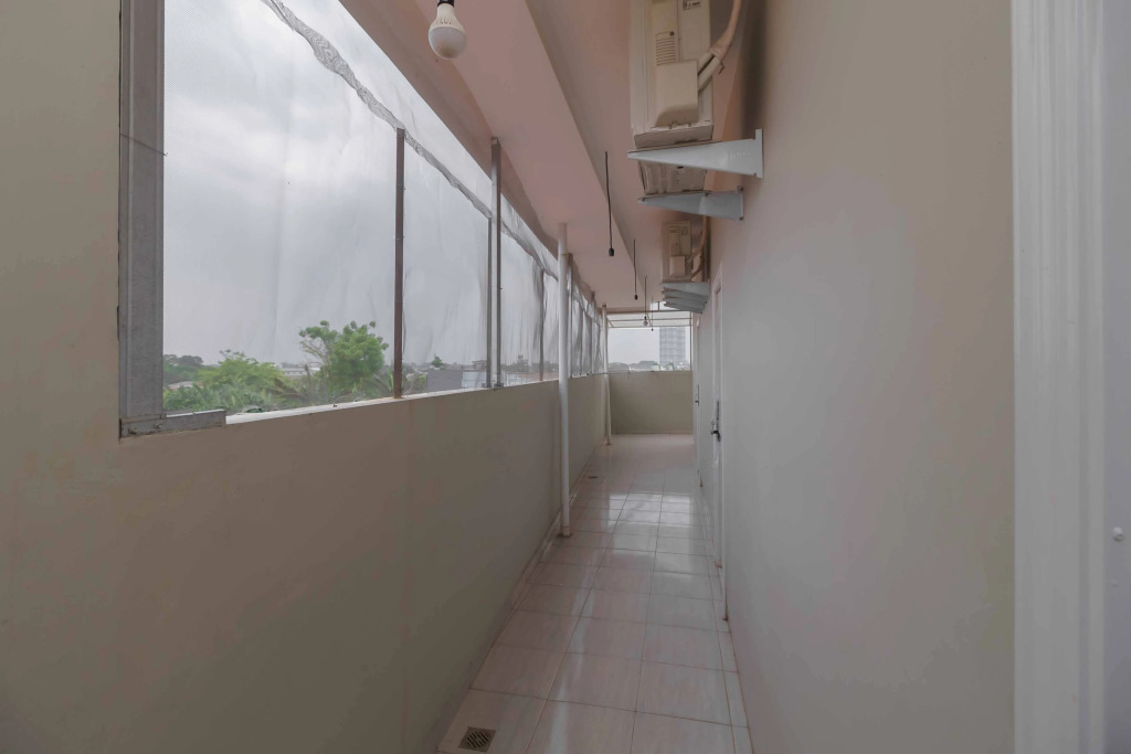 RedDoorz Syariah near Summarecon Mall Serpong 2