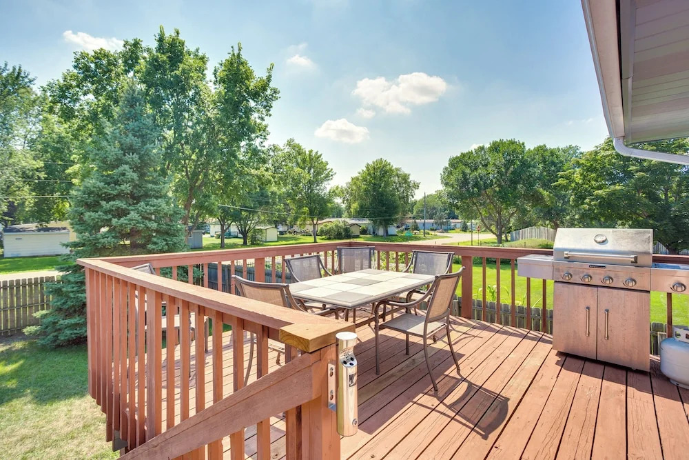 2 Mi to Super Rink: Sporty Group Getaway in Blaine