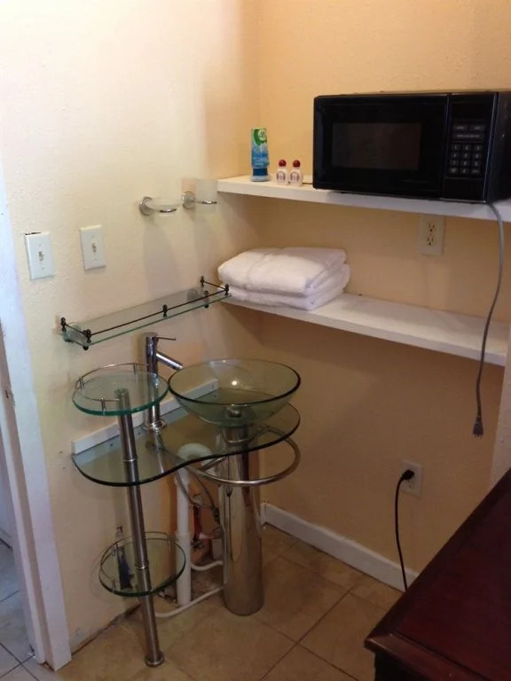 Crest Inn Suites & Cottages