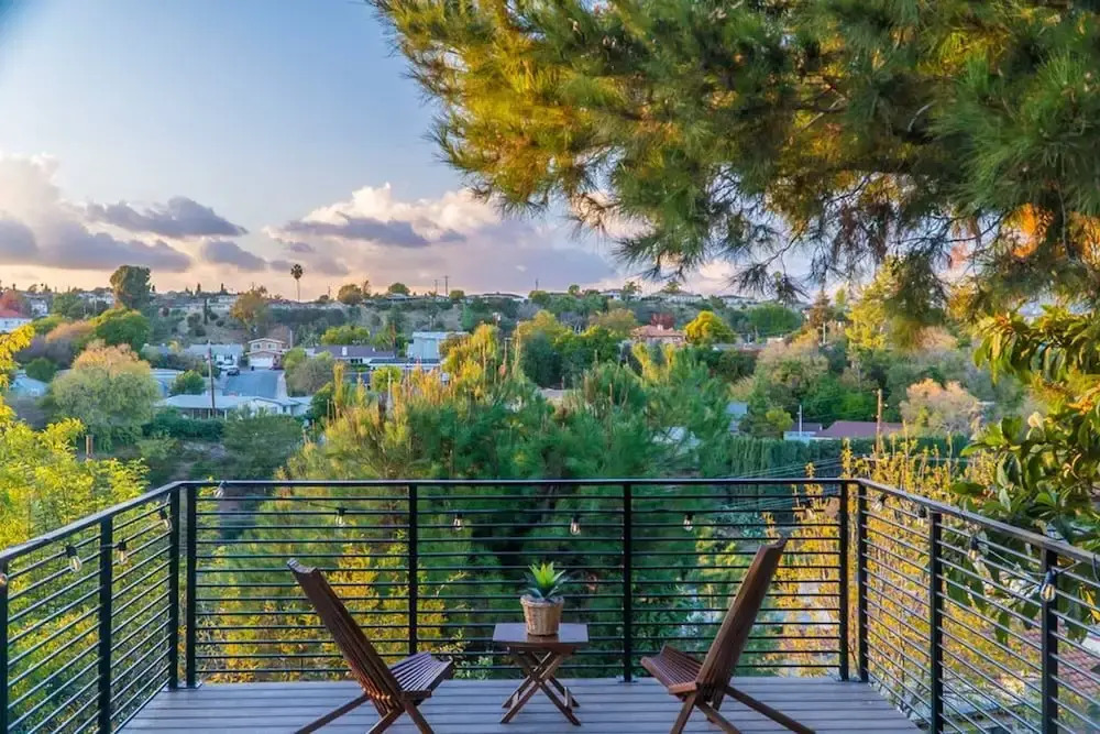 Stunning LA Luxury Retreat: Ideal for Work or Play
