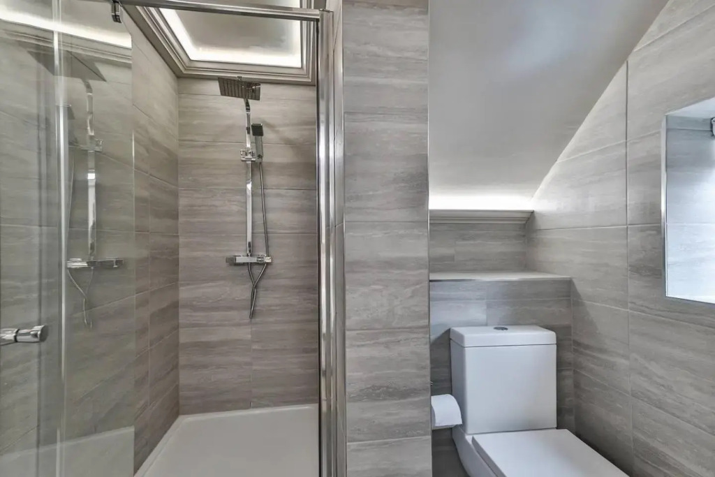 Large, Modern Apartment with En-suites, Wifi, Parking