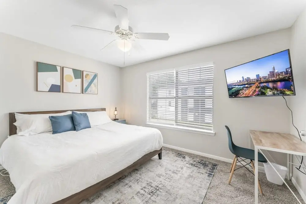 Ideal 2BR King Suite w Gym Pool Close to Downtown