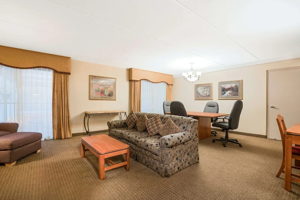 Ramada Plymouth Hotel And Conference Center