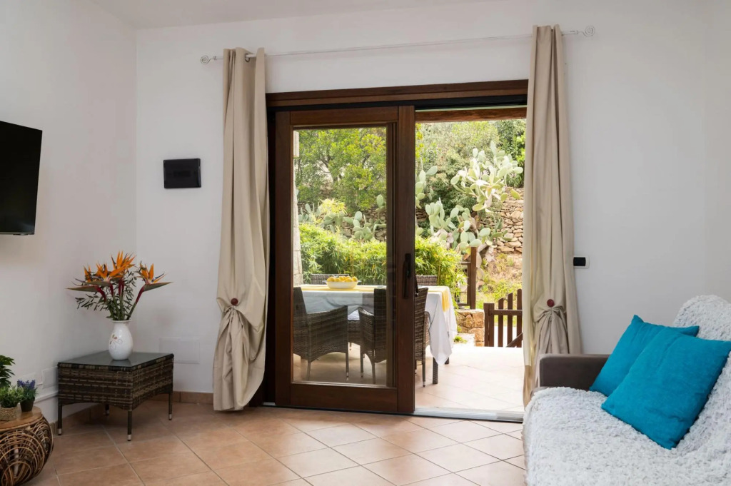 The apartment is located on two floors. The ground floor has a living room with sofa bed, with kitch-TRILO MIRTO
