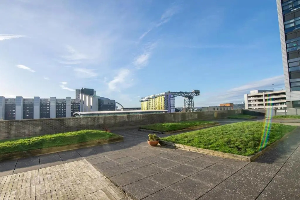 Modern 2 bed apartment, next to Hydro and SECC!