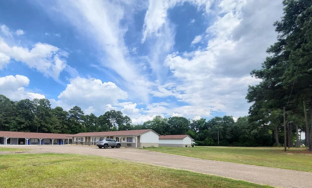 Clear Lakes Inn