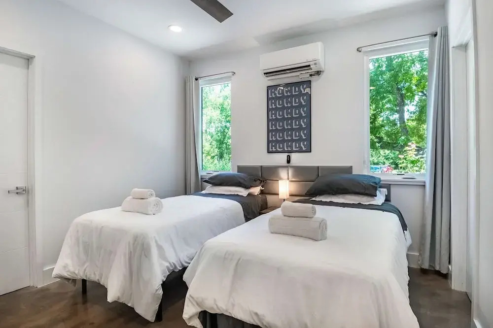 Upstay - 2-home Duplex - Sleeps 37 w Hot Tub BBQ