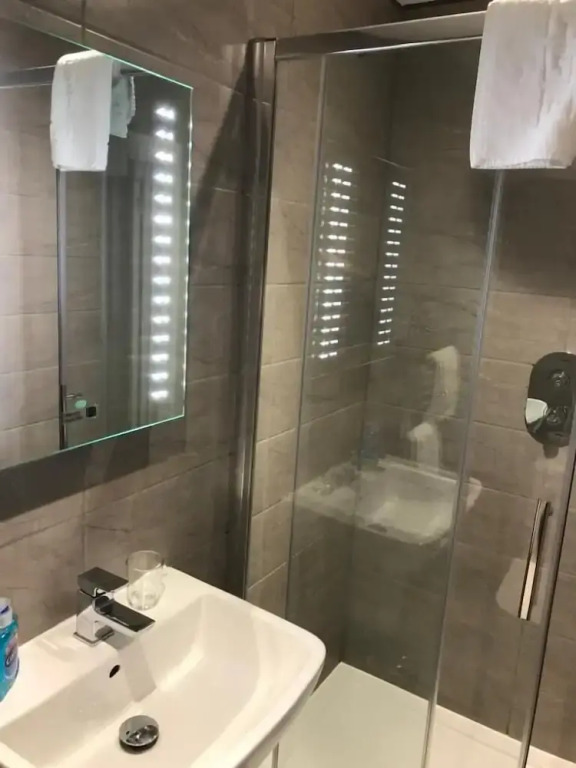 Springfield House Serviced Accommodation by Saffatel