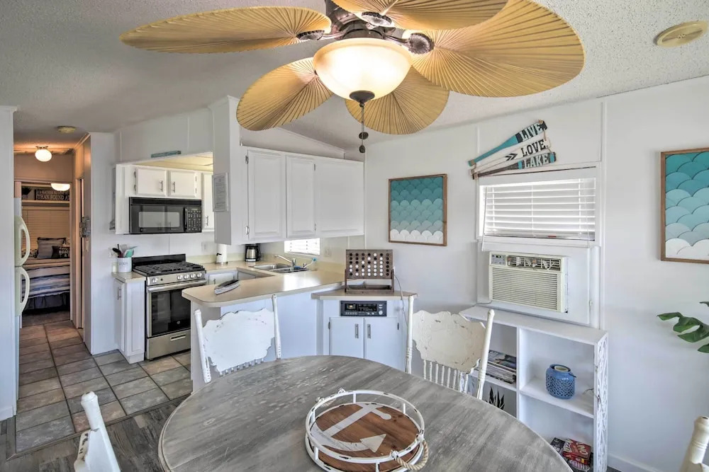 Lake Havasu Home w/ Resort Perks, Walk to Lake