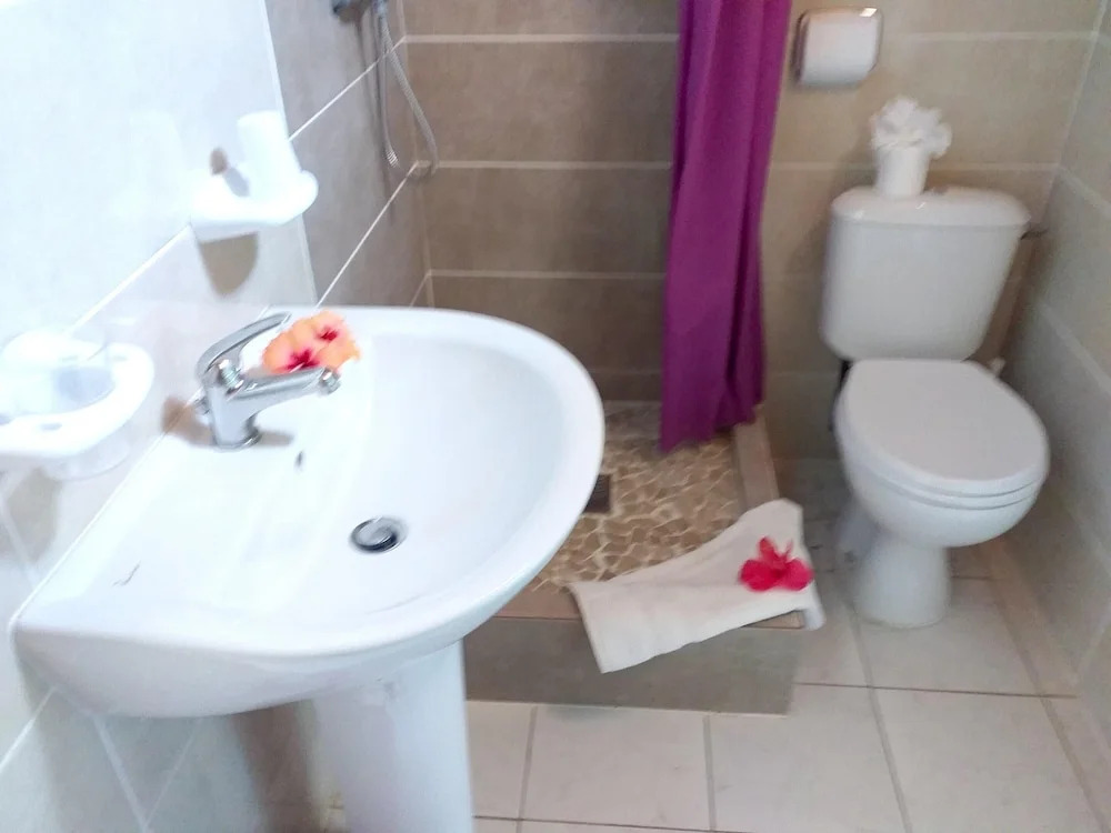 Studio In Sainte Anne With Shared Pool Enclosed Garden And Wifi 3 Km From The Beach
