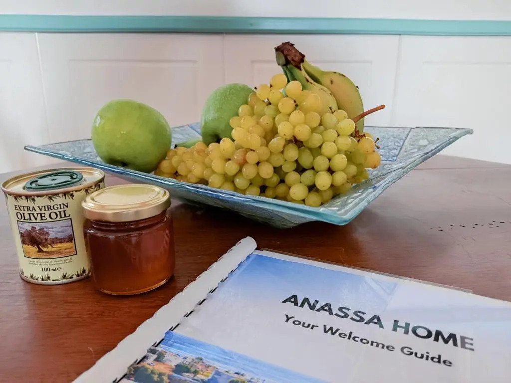ANASSA HOME A Spacious Cretan House Next To The Sea, Family and Couple Friendly with Terrace in Makry Gialos & Ierapetra