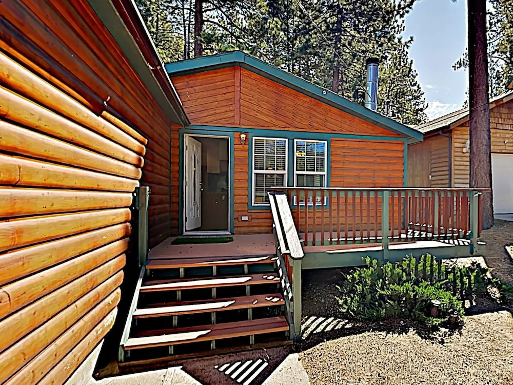 New Listing! Newly Furnished - Hot Tub & Deck 3 Bedroom Home