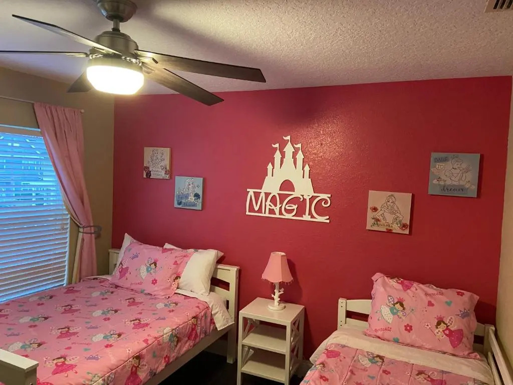 Beautiful town home 5 miles from Disney entrance