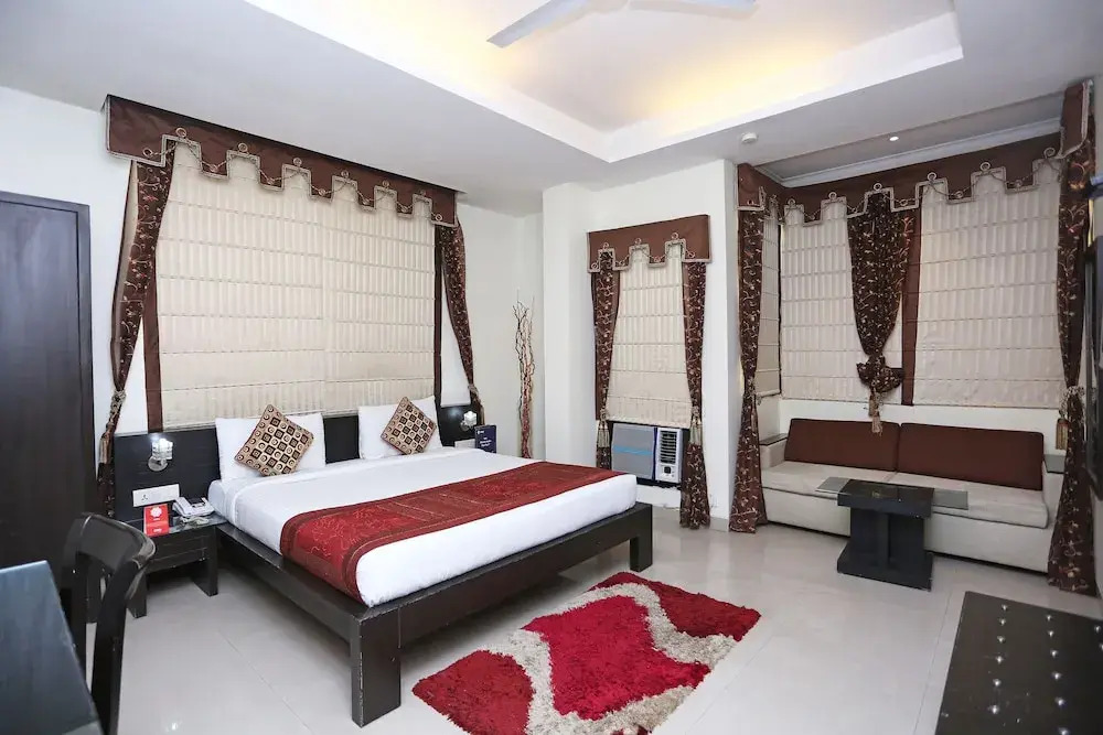 OYO 9612 Hotel Royal Ramiro