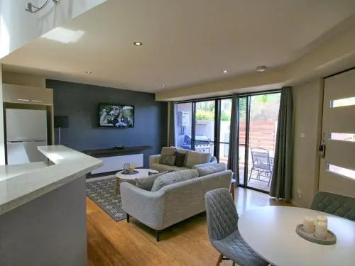 Khione 5 23 Kirwan Close