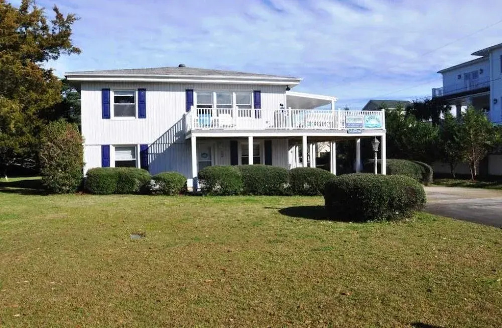 A Short Hop - 5 Br home by RedAwning
