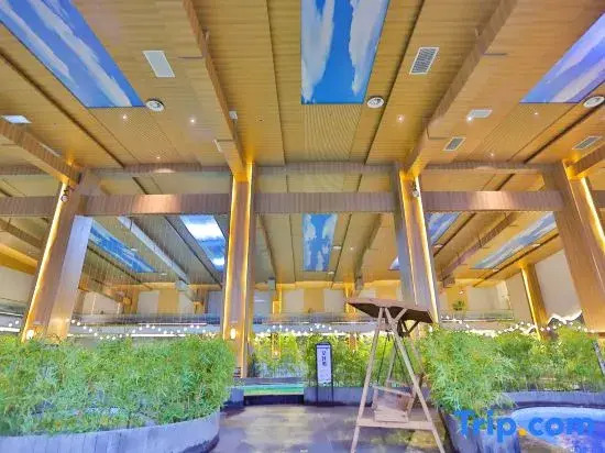 Four Seasons Hot Spring Hotel (Da'an Nenjiangwan Wetland Park High-speed Railway Station)