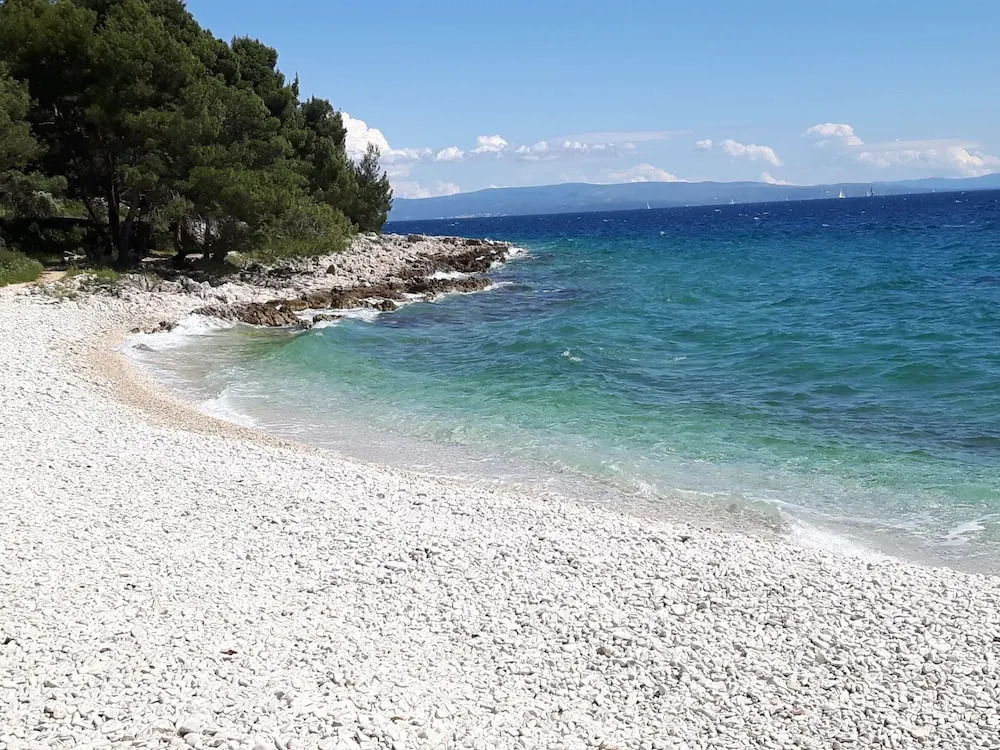 Nice Apartment With Shared Swimming Pool Near the Beach and Trogir