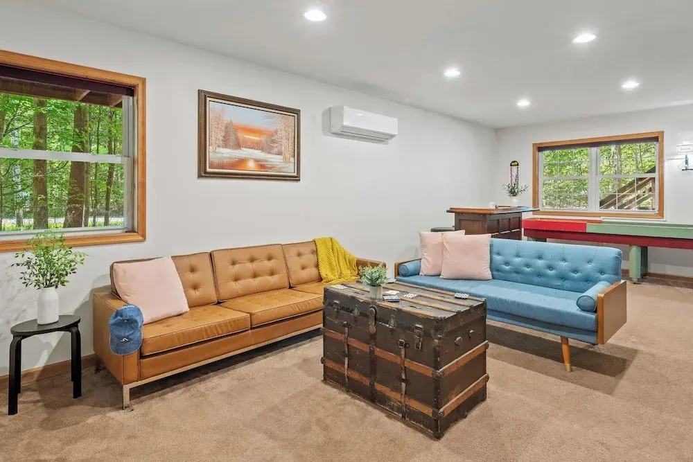 Lake + Pool Access, Game Room, Firepit, Deck Tawny and Peaceful by Avantstay