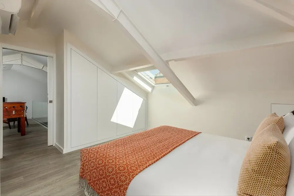 Spacious 4-Bedroom Apartment in Porto