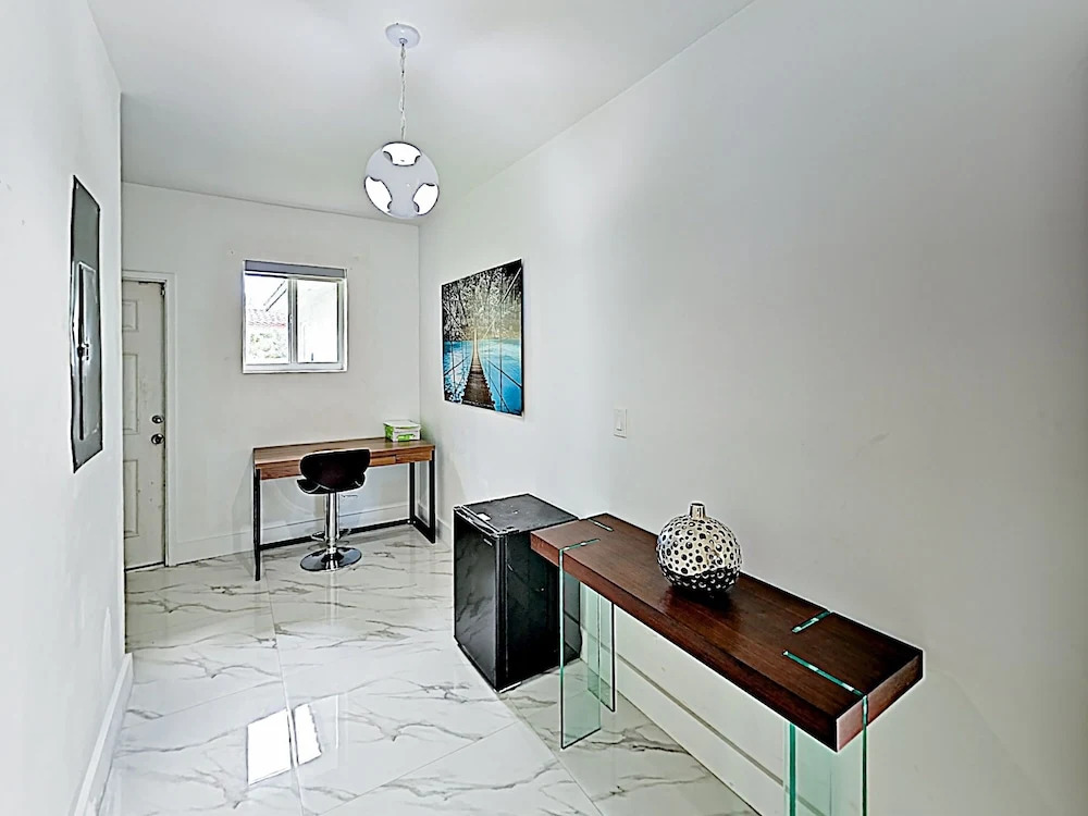 New Listing! Ultra-modern Luxury W/ Hot Tub 4 Bedroom Home