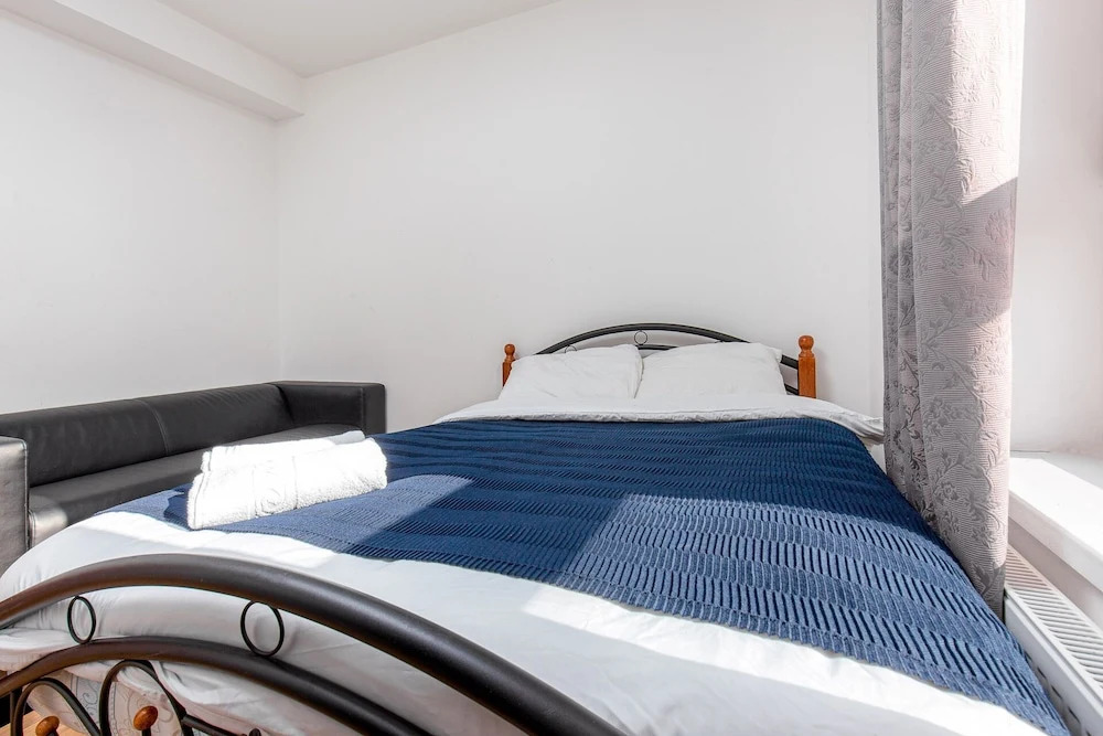 Broxbourne House - Deluxe Guest Room 2