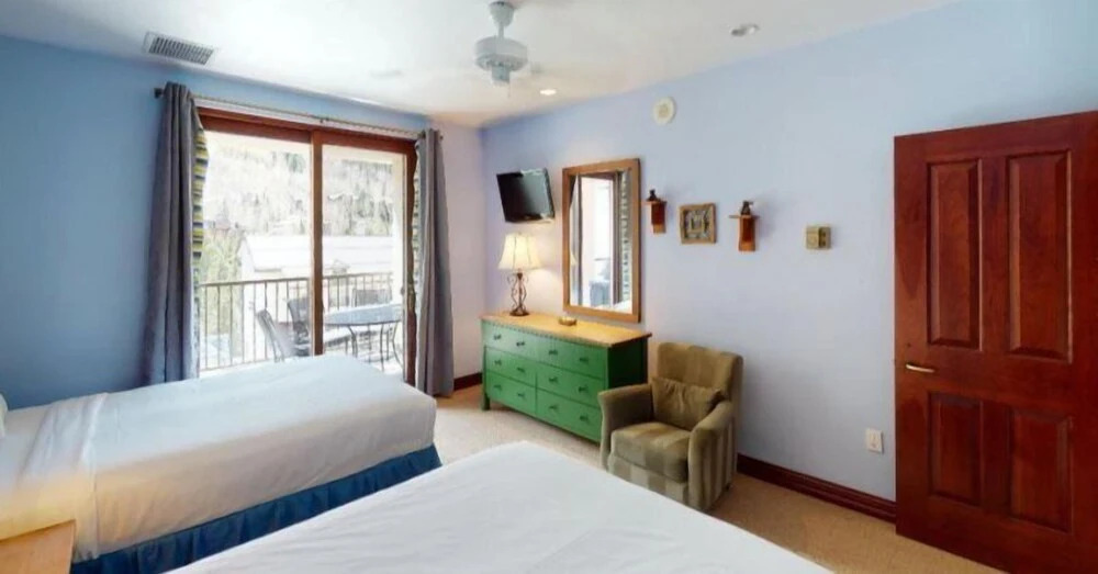 Cascade Village 2 Bedroom Condo, Mere Steps to Chair Lift With Pool and Hot Tubs